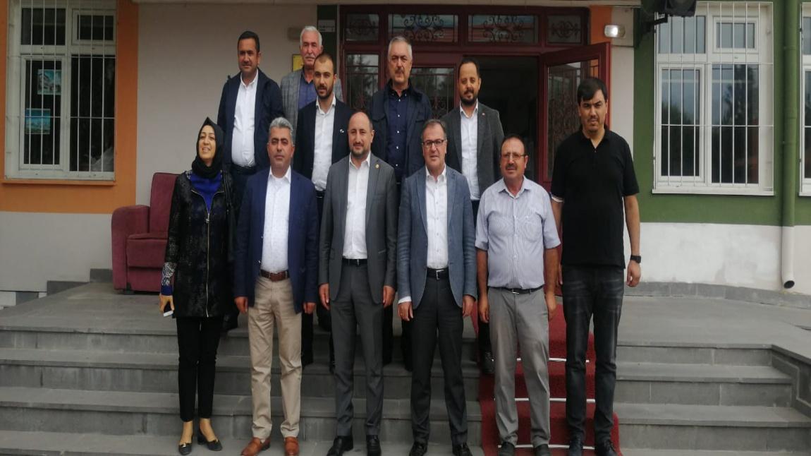 Kayseri Milletvekili Sayın İsmail Emrah Kareyel, Hacılar Belediyesi Başkanı Sayın Bilal Özdoğan okulumuzu ziyaret etti 